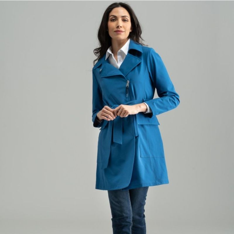 Donna con trench lungo color bluette